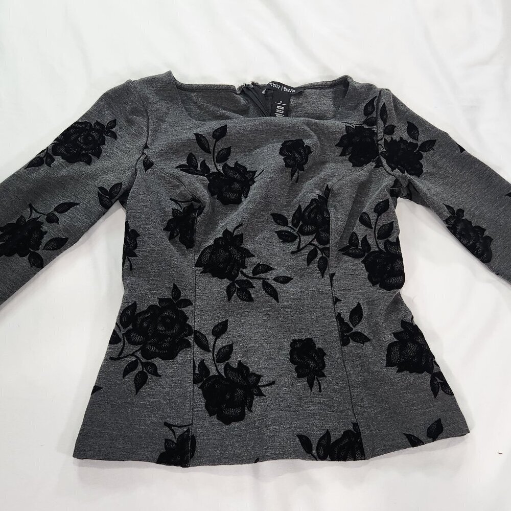 White House Black Market gray blouse with black roses. Size 0
Lot I